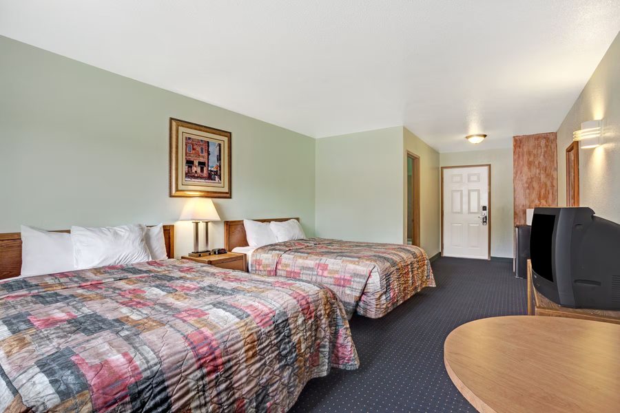 Travelodge by Wyndham Seattle North of Downtown — Guest room