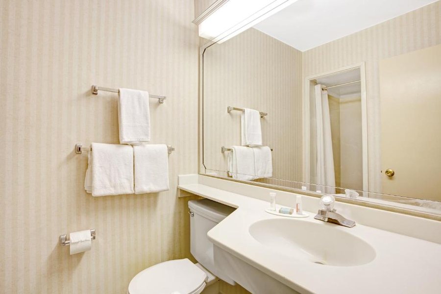 Travelodge by Wyndham Seattle University — Bathroom