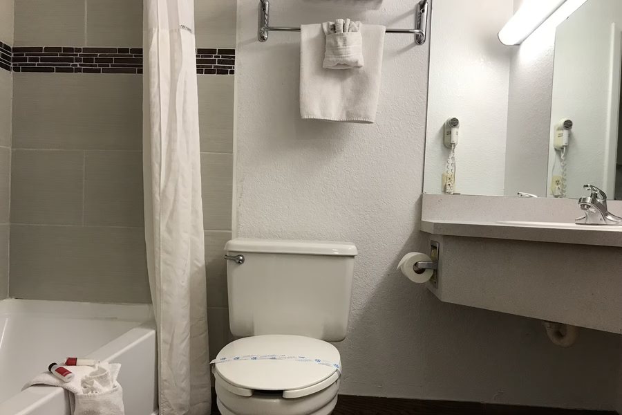 Travelodge by Wyndham Seymour — Bathroom