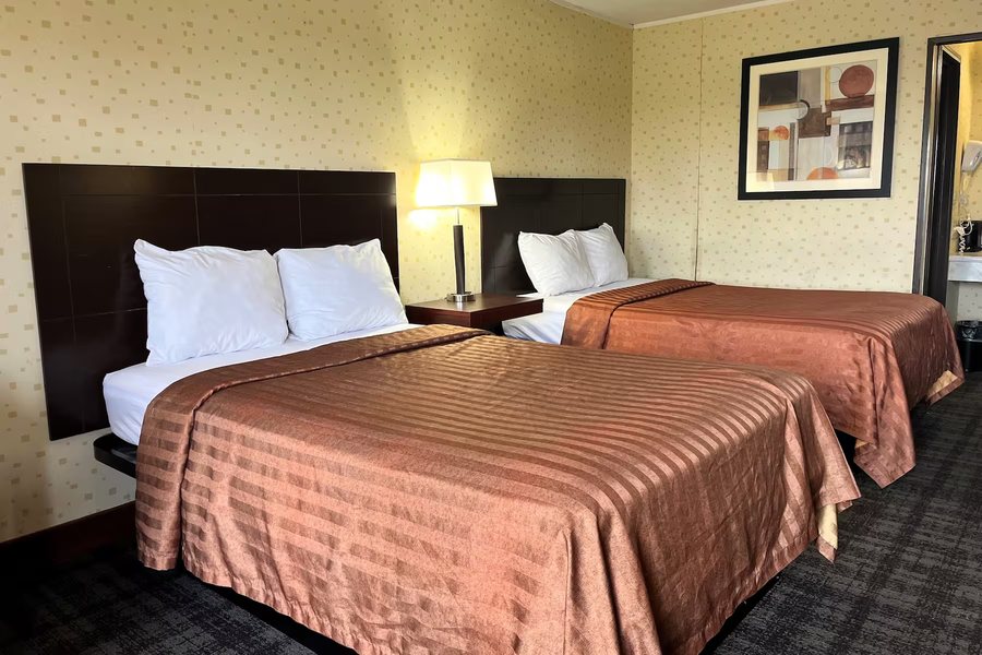 Travelodge by Wyndham Seymour — Guest room