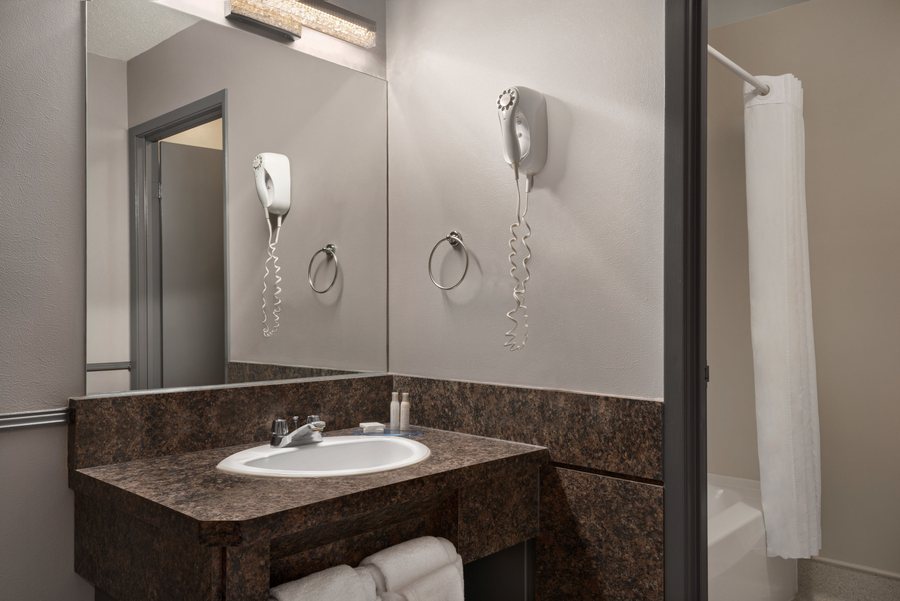 Travelodge by Wyndham Sharon Springs — Bathroom