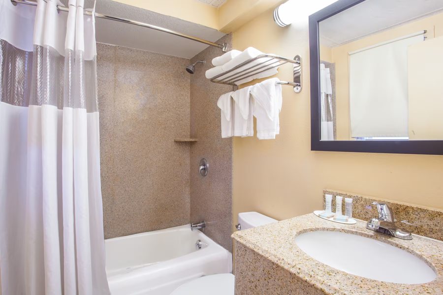 Travelodge by Wyndham South Burlington — Bathroom