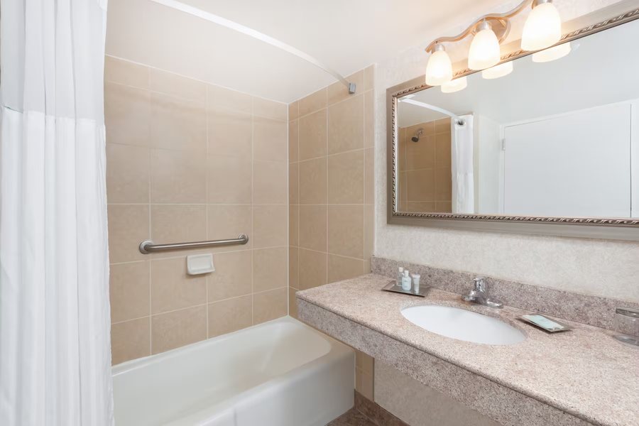 Travelodge by Wyndham Suites Virginia Beach Oceanfront — Bathroom