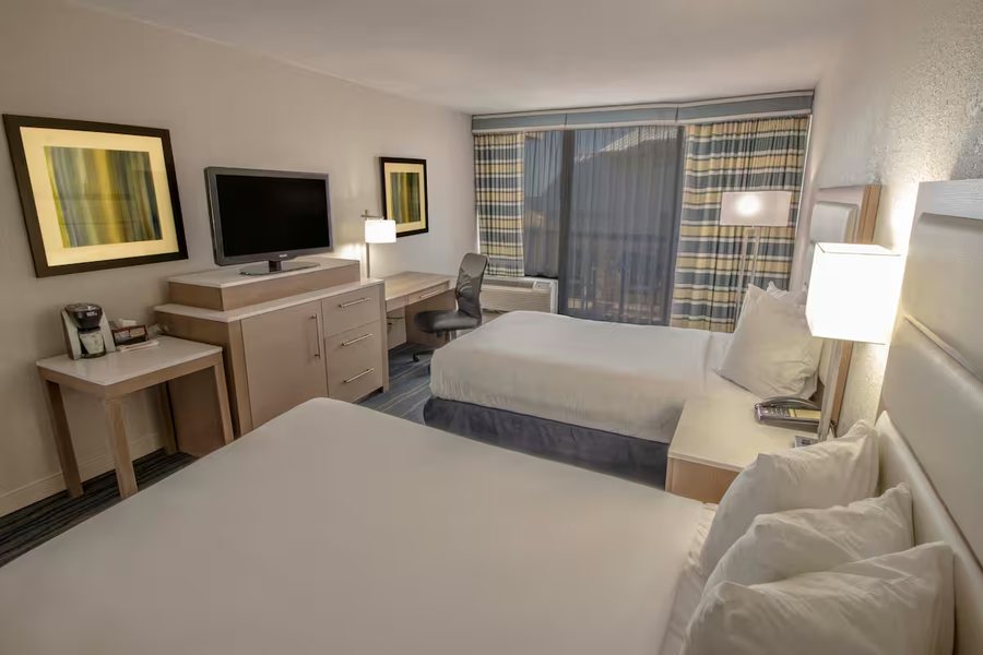 Travelodge by Wyndham Suites Virginia Beach Oceanfront — Guest room