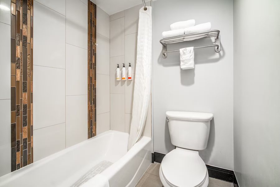 Travelodge by Wyndham Sylmar CA Los Angeles California — Bathroom