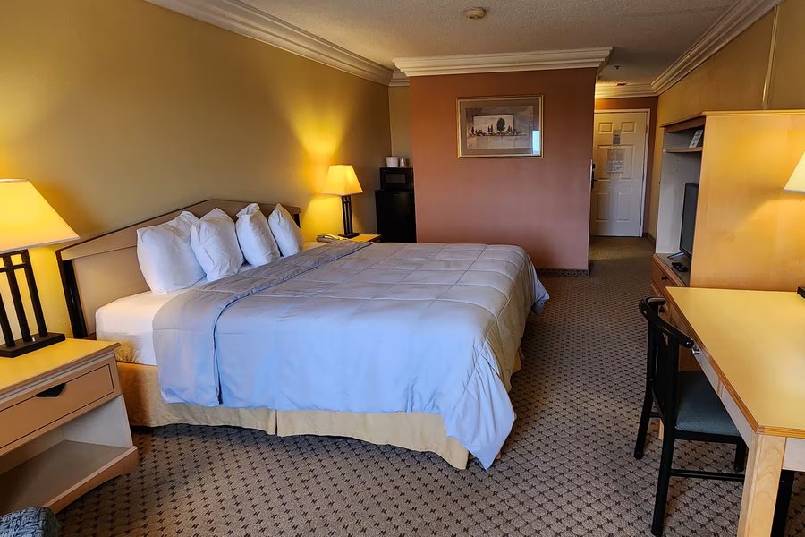 Travelodge by Wyndham Temple — Guest room