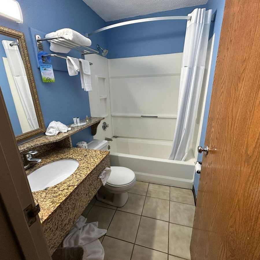 Travelodge by Wyndham Torrington — Bathroom