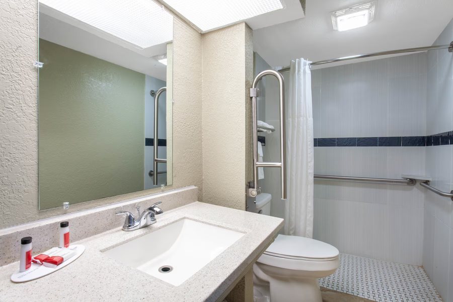 Travelodge by Wyndham Trinidad — Bathroom