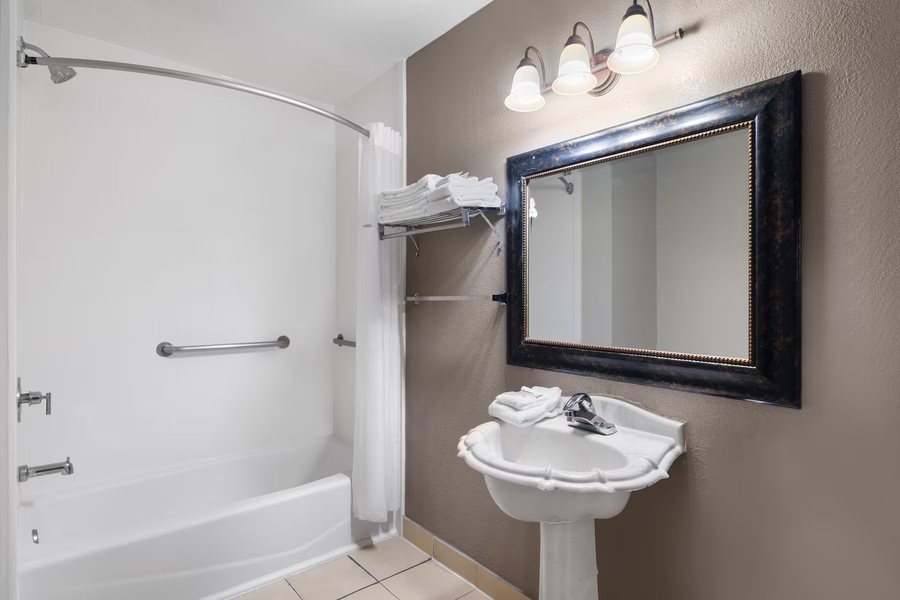 Travelodge by Wyndham Tucson AZ — Bathroom
