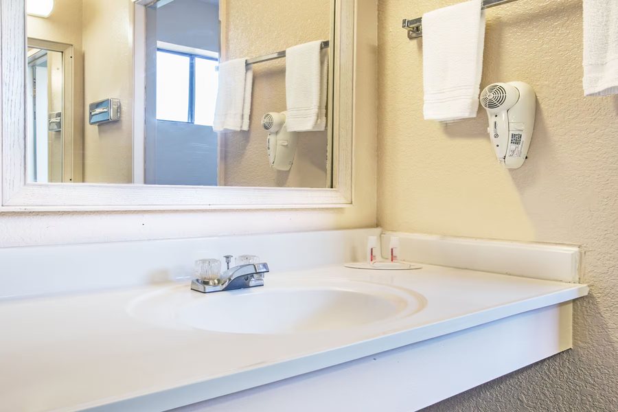 Travelodge by Wyndham Turlock — Bathroom