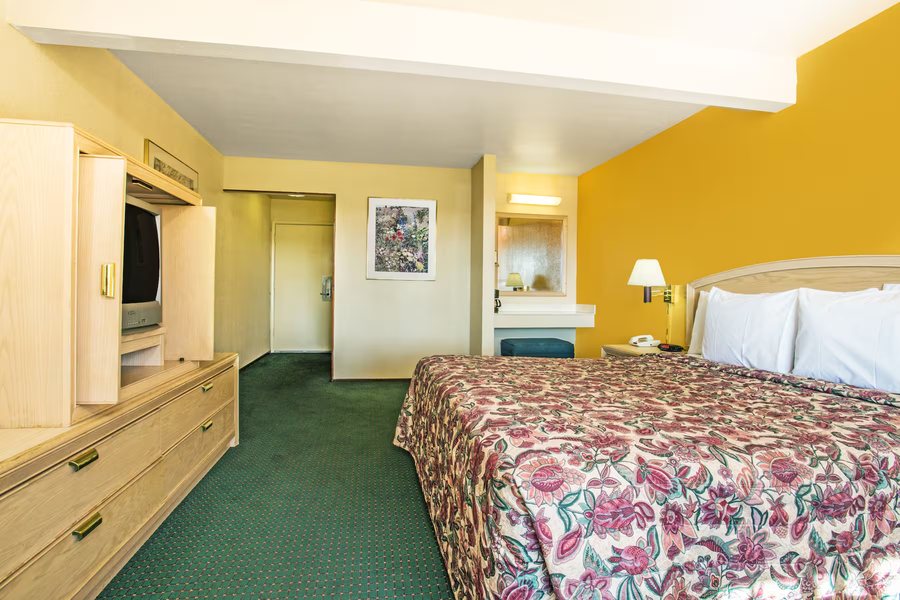 Travelodge by Wyndham Turlock — Guest room