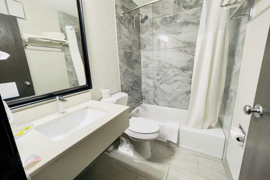 Travelodge by Wyndham Valleyfair Shakopee — Bathroom