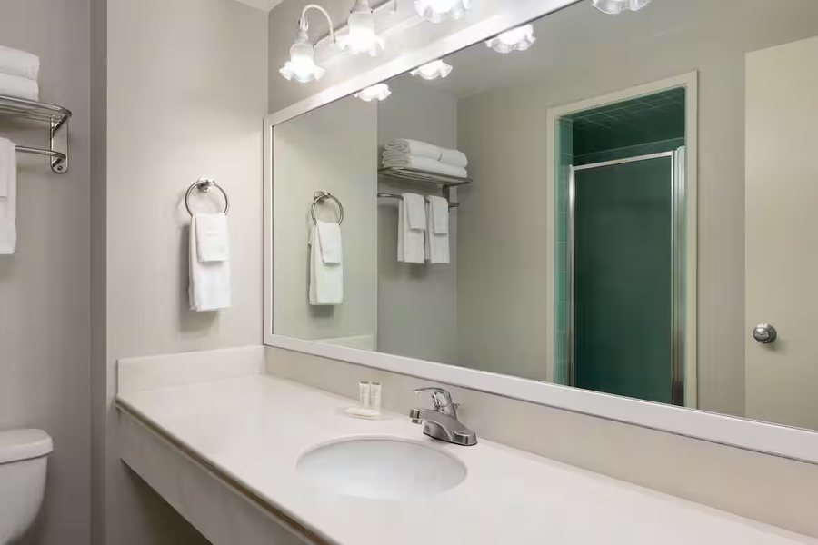 Travelodge by Wyndham Wahpeton Event Center — Bathroom