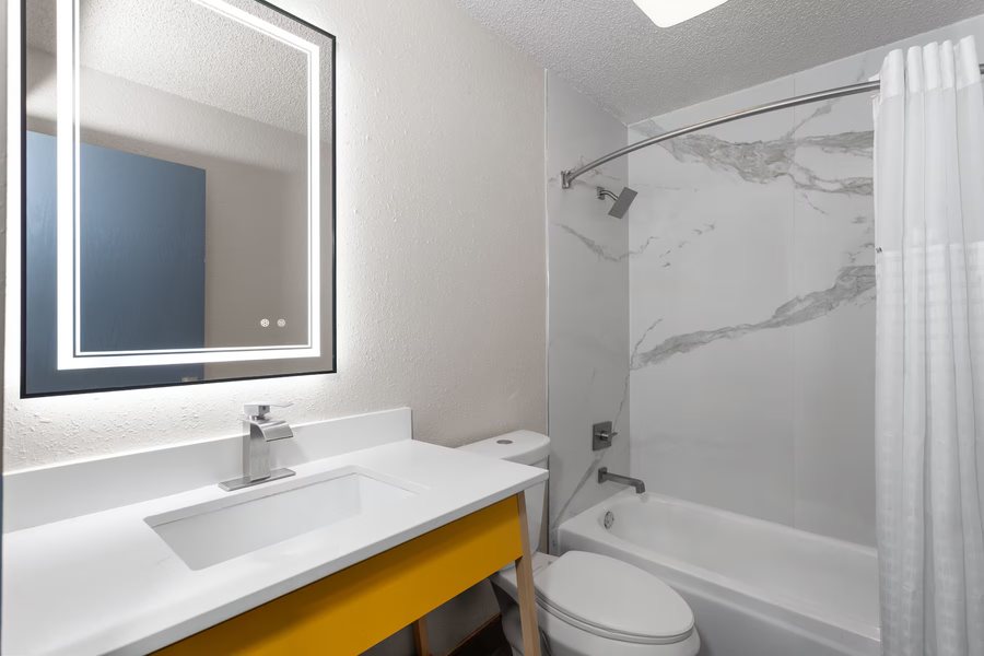 Travelodge by Wyndham Waukegan Gurnee — Bathroom