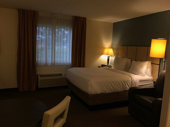 Travelodge by Wyndham Waukegan Gurnee — Guest room