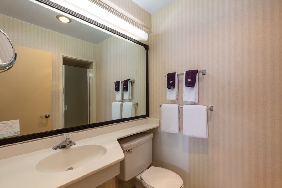 Travelodge by Wyndham Worland — Bathroom