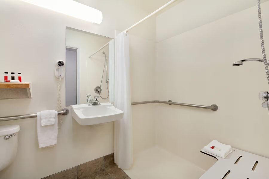 Travelodge by Wyndham Yermo — Bathroom
