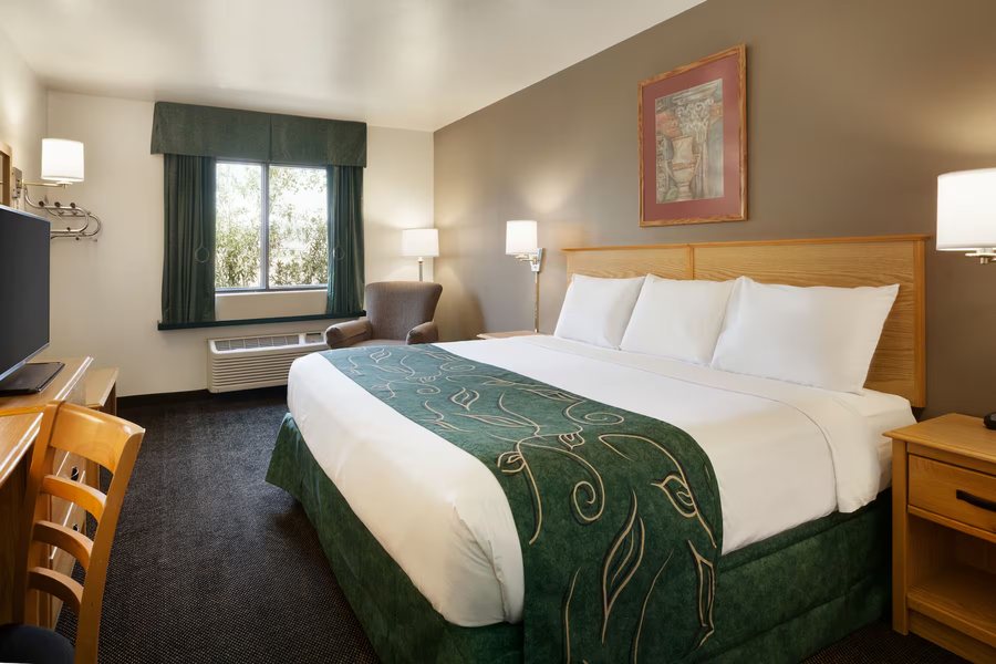 Travelodge by Wyndham Yermo — Guest room