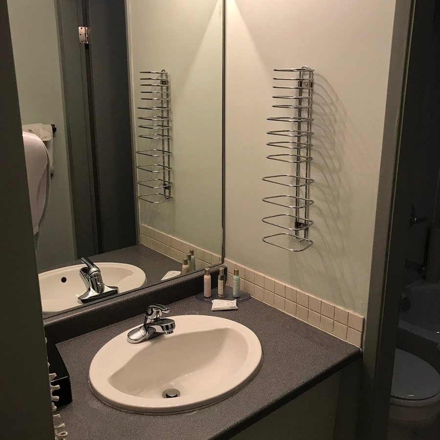 Travelodge Cranbrook — Bathroom