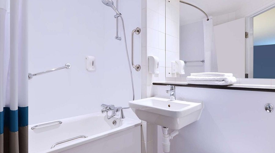 Travelodge Edinburgh Central Queen Street — Bathroom