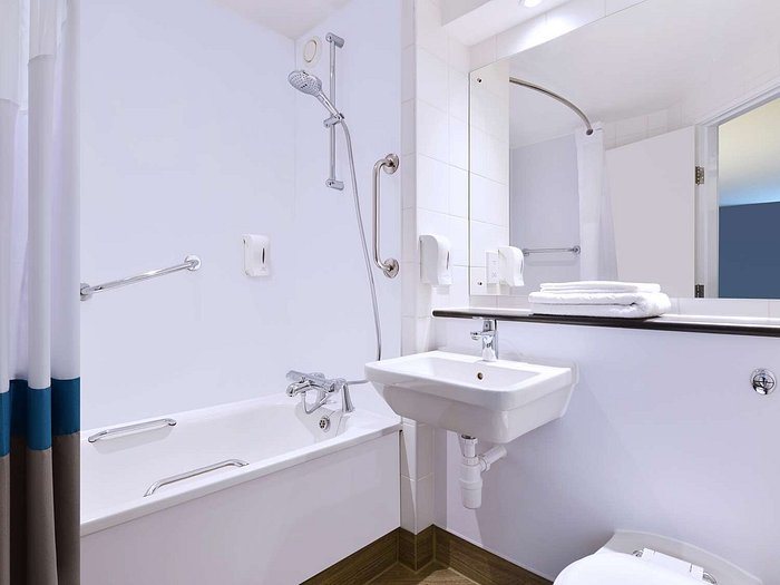 Travelodge Edinburgh Central Waterloo Place Edinburgh Scotland — Bathroom