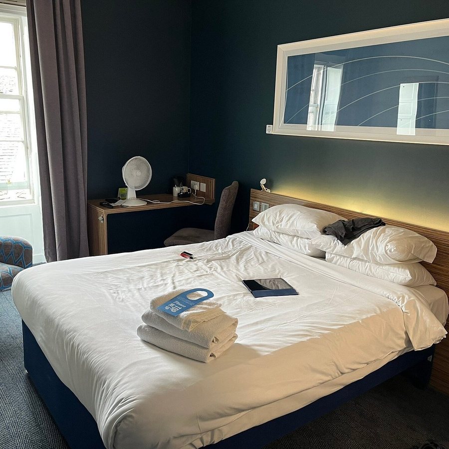 Travelodge Edinburgh Central Waterloo Place Edinburgh Scotland — Guest room