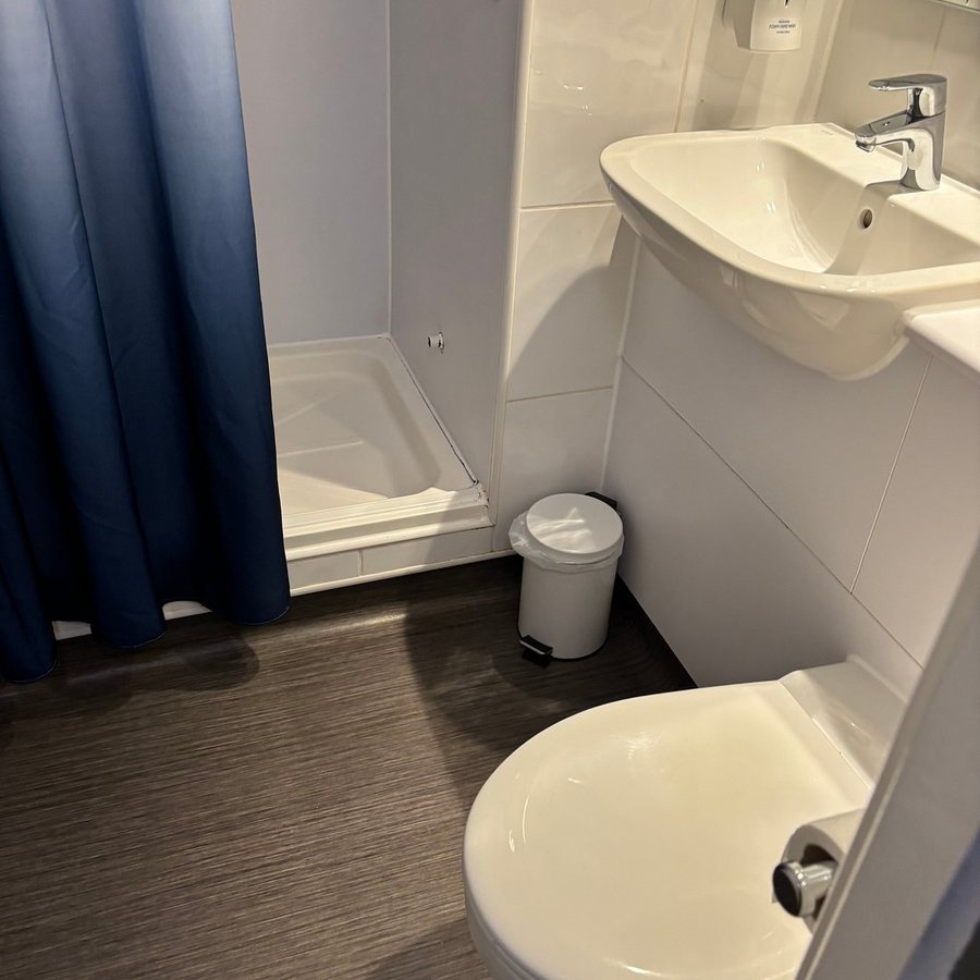 Travelodge Edinburgh Dreghorn — Bathroom