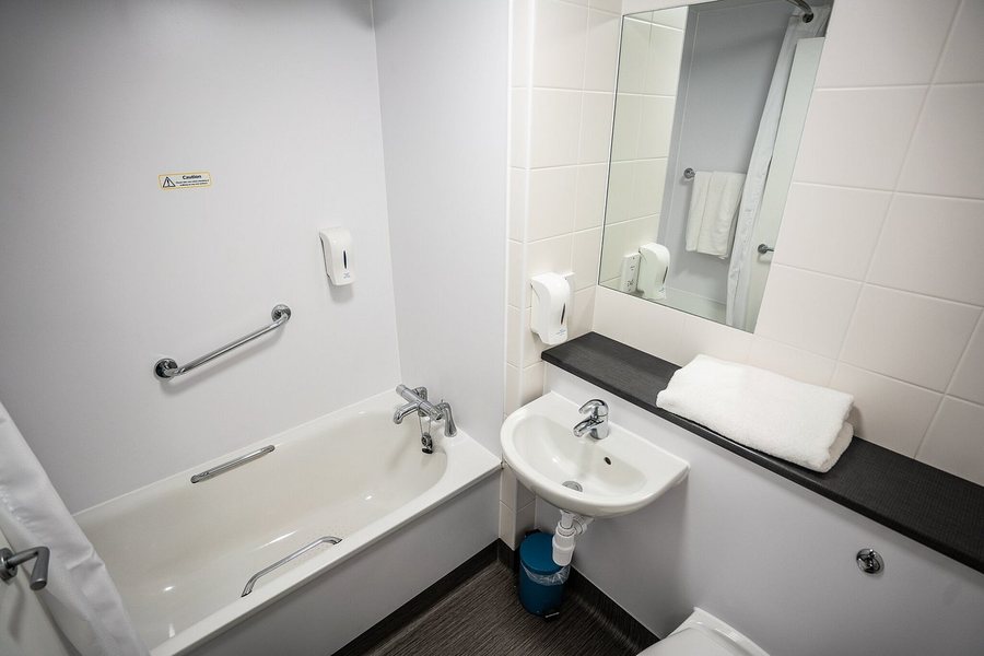 Travelodge Edinburgh Haymarket — Bathroom