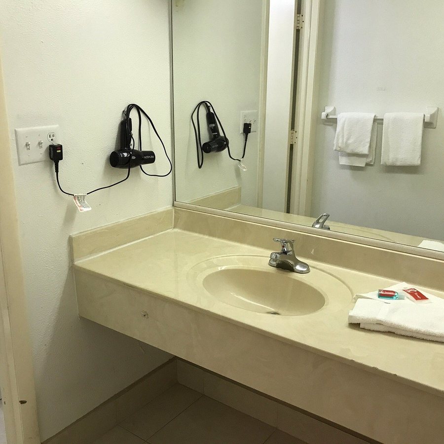 Travelodge Fort Myers North North Fort Myers Florida — Bathroom