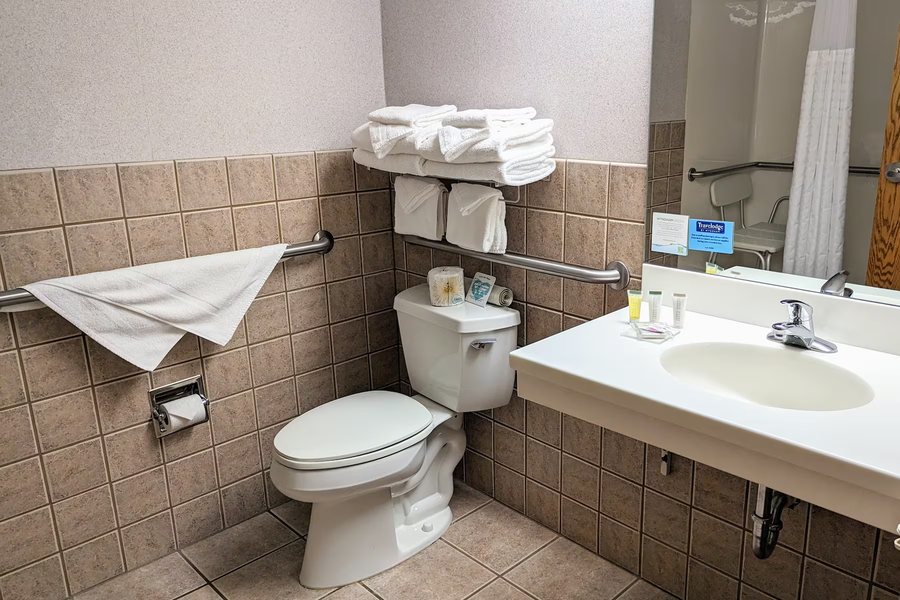 Travelodge Inn Suites by Wyndham Deadwood — Bathroom