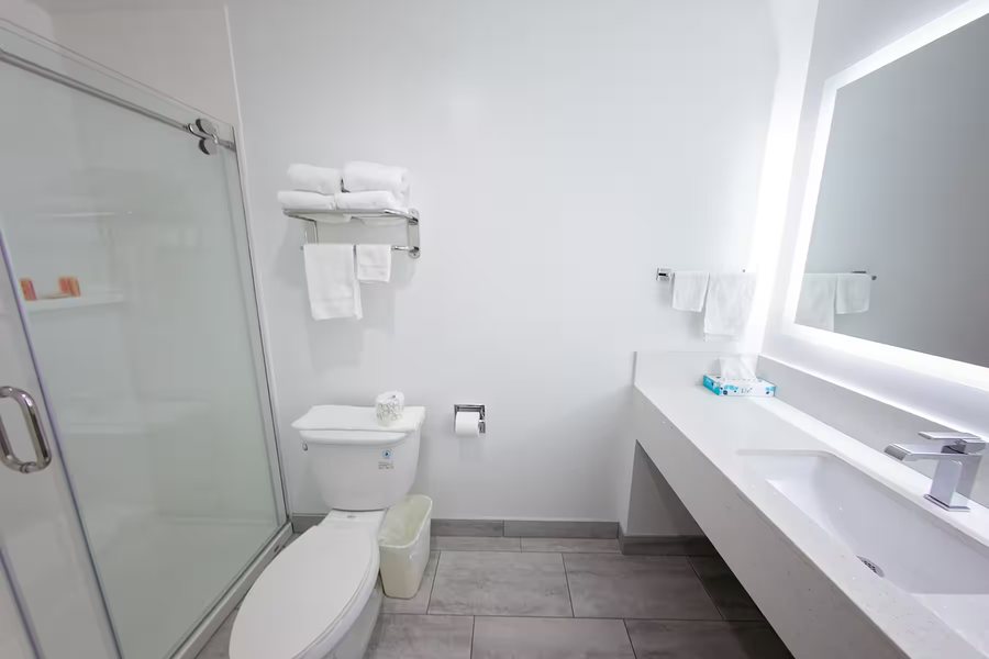 Travelodge Inn Suites by Wyndham West Covina — Bathroom