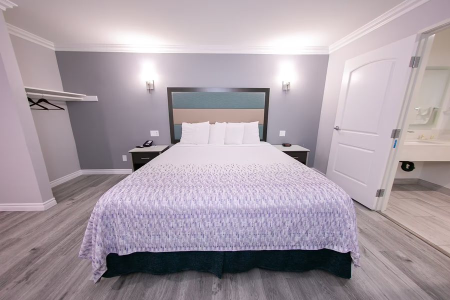 Travelodge Inn Suites by Wyndham West Covina — Guest room