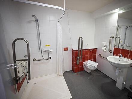 Travelodge Limerick Castletroy — Bathroom