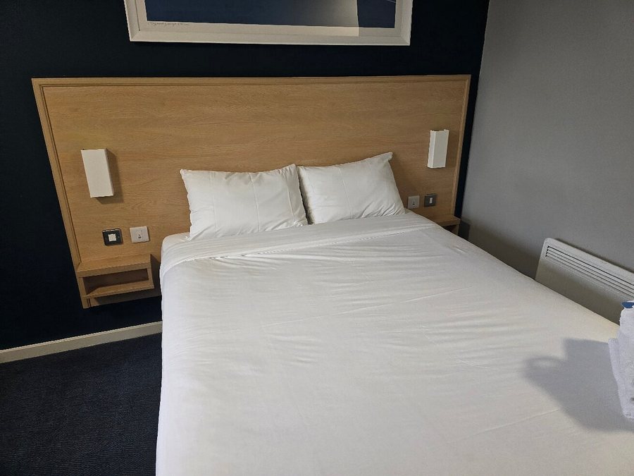 Travelodge London Battersea — Guest room