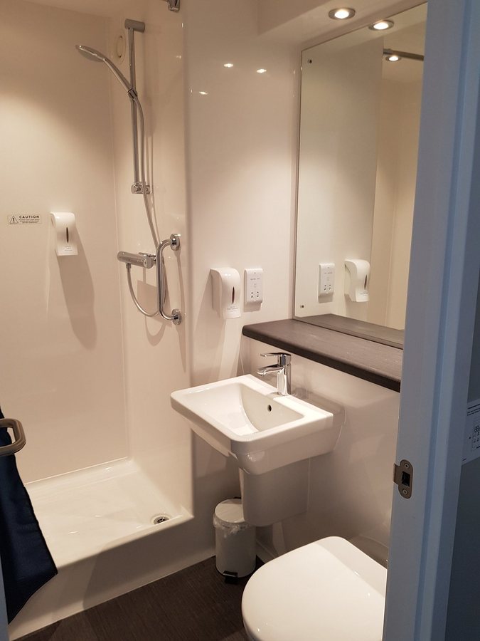Travelodge London Central Waterloo — Bathroom
