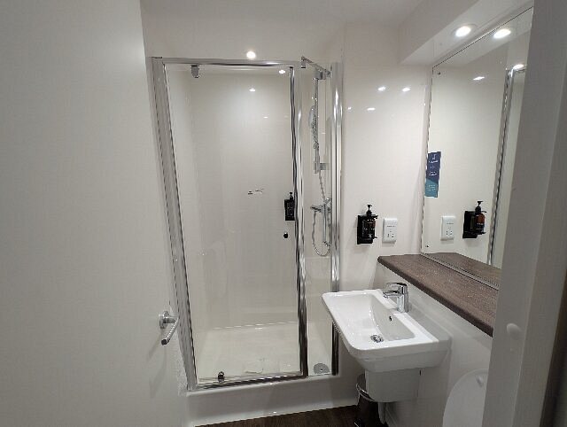 Travelodge London City Hotel London England — Bathroom