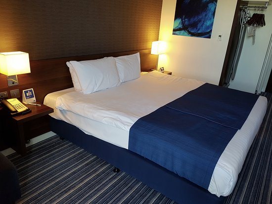 Travelodge London Excel — Guest room