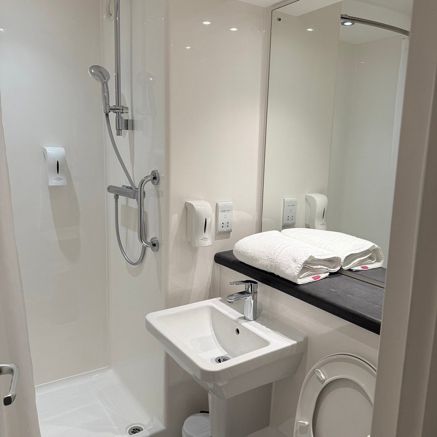 Travelodge London Lewisham — Bathroom