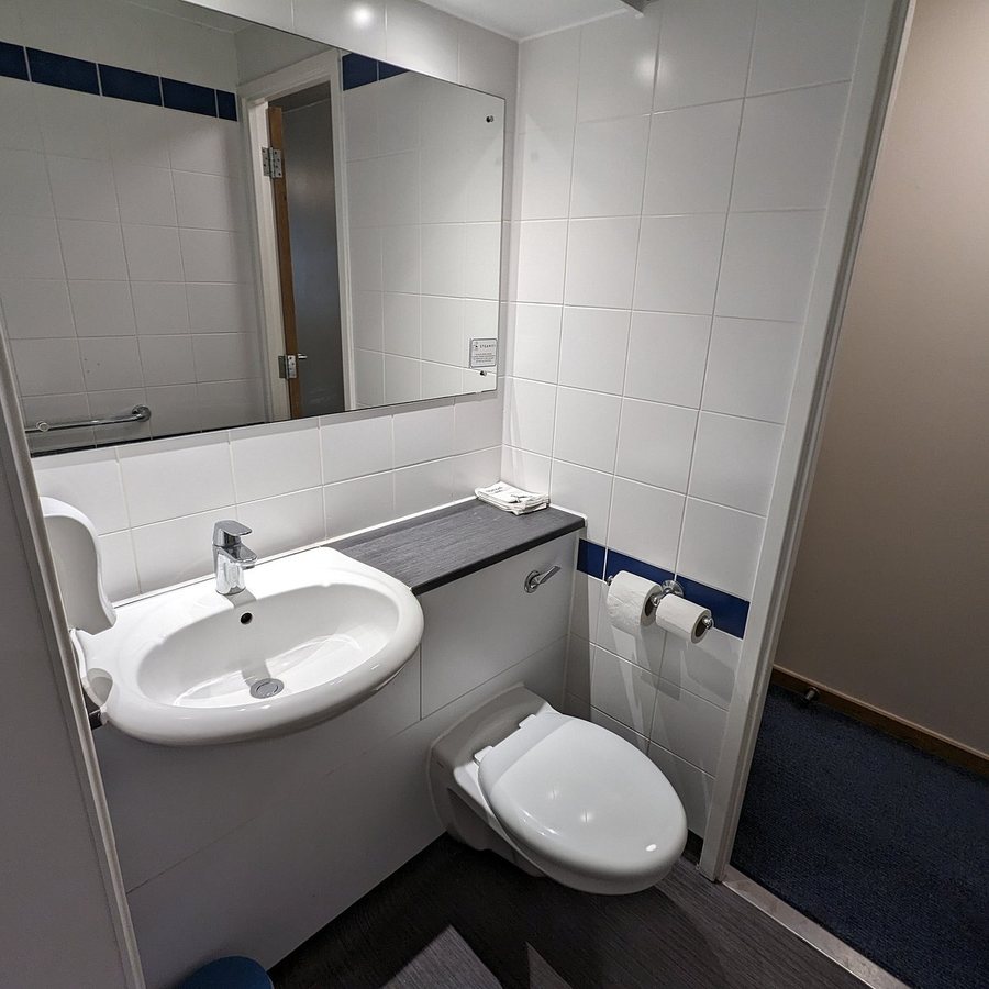 Travelodge London Liverpool Street — Bathroom