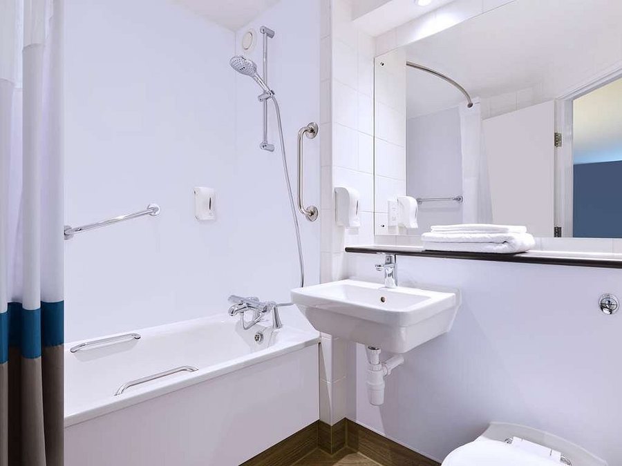 Travelodge London Park Royal — Bathroom