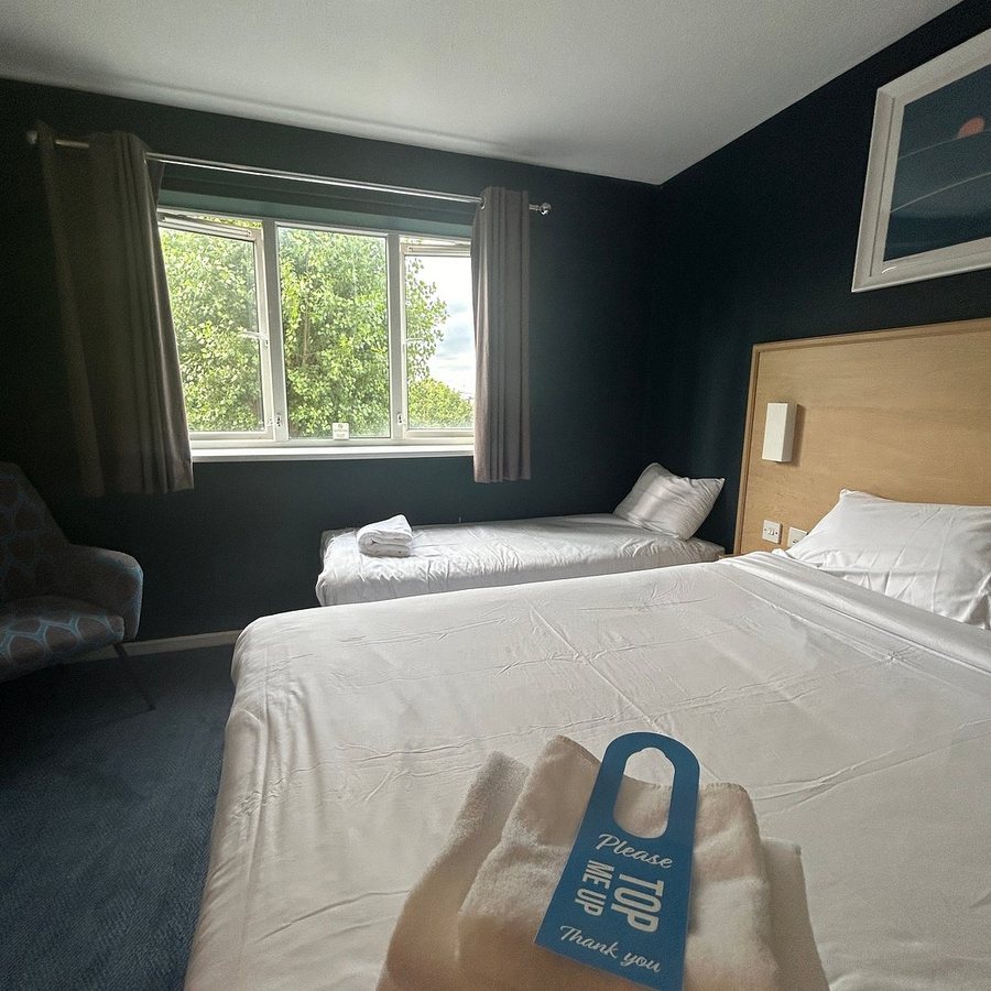 Travelodge London Park Royal — Guest room