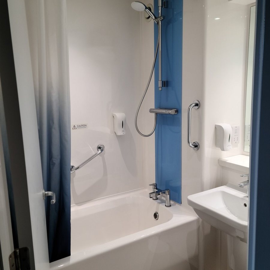 Travelodge London Raynes Park London England — Bathroom