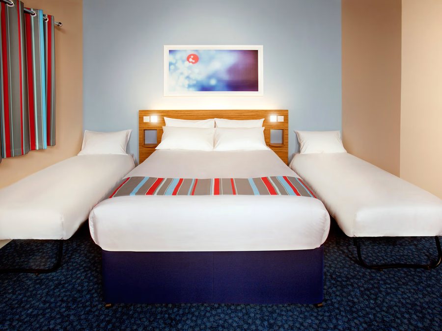 Travelodge London Raynes Park London England — Guest room