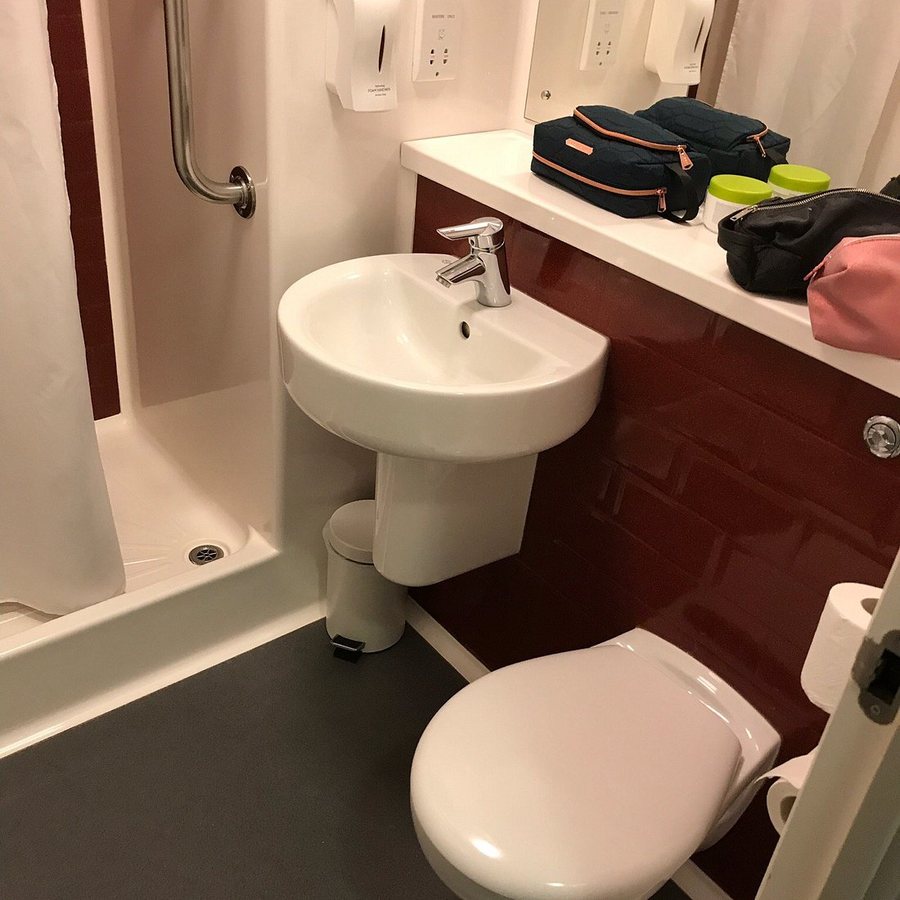 Travelodge London Whetstone London England — Bathroom