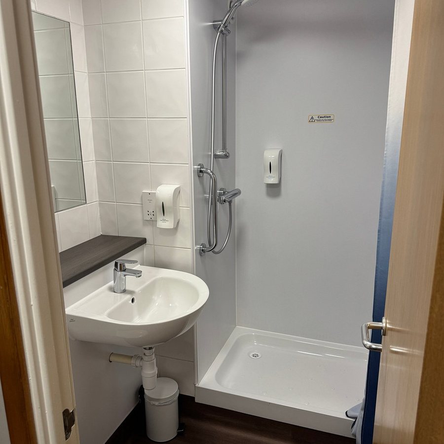 Travelodge London Wimbledon Central — Bathroom