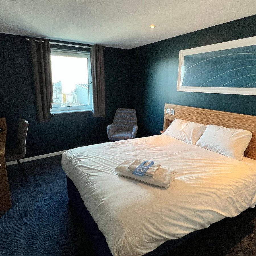 Travelodge London Wimbledon Central — Guest room