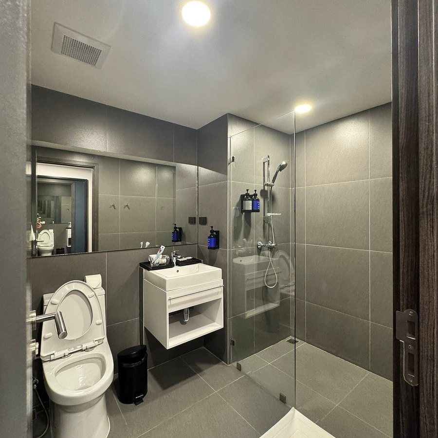 Travelodge Phuket Town — Bathroom