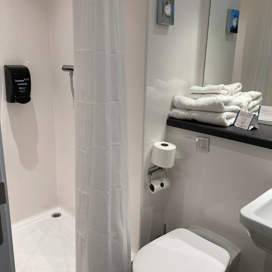 Travelodge Plus Dublin City Centre Dublin County Dublin — Bathroom