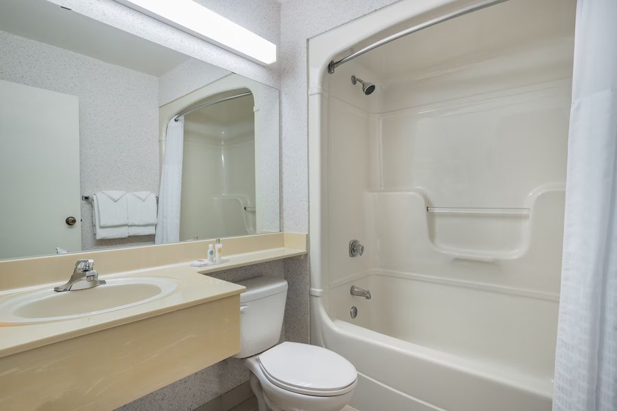 Travelodge Simcoe — Bathroom