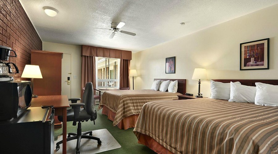 Travelodge Simcoe — Guest room